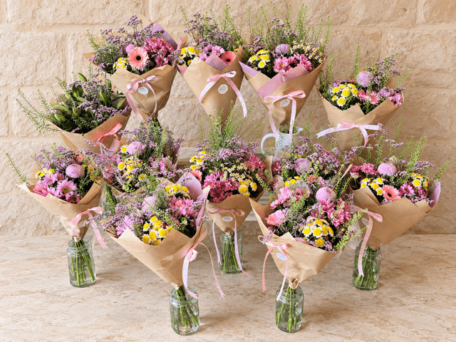 Pink and purple Bloemist Club bouquets with daisies and seasonal flowers
