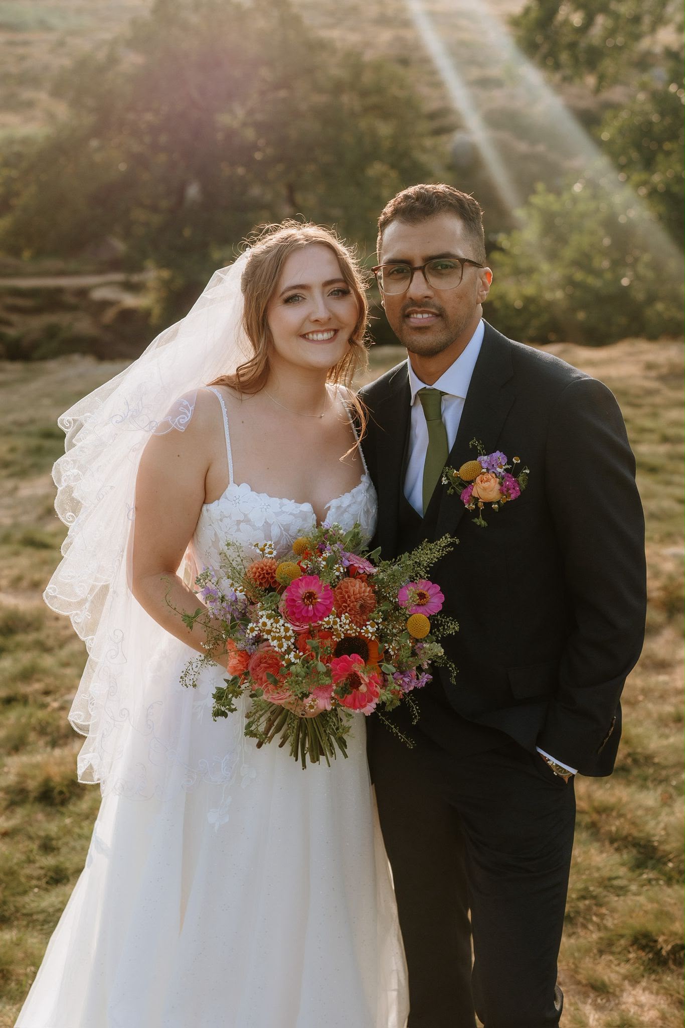 A newly married couple with a colourful Bloemist bridal bouquet